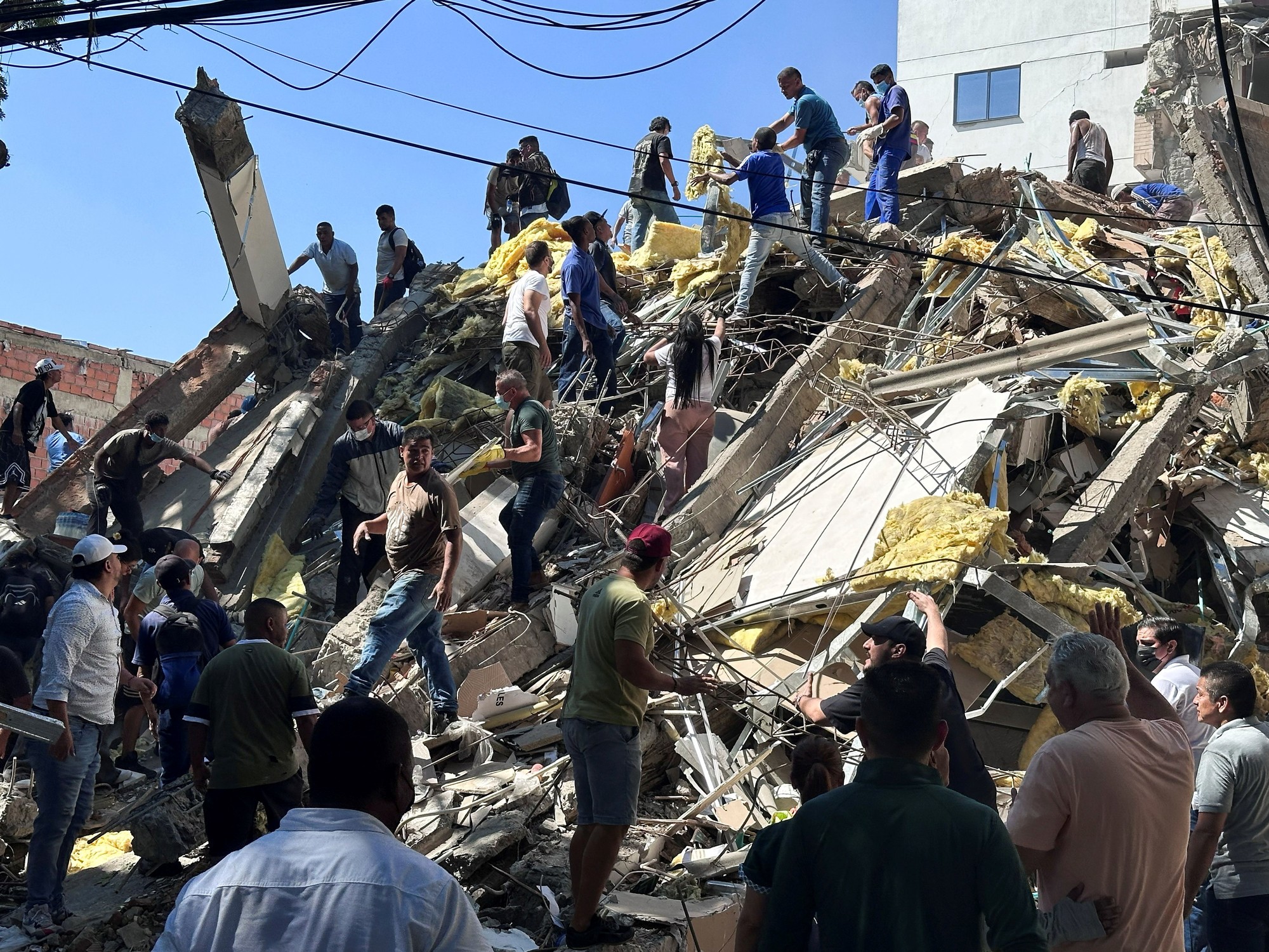 Vecinos y rescatistas retiran escombros tras el terremoto en Valle del Cauca